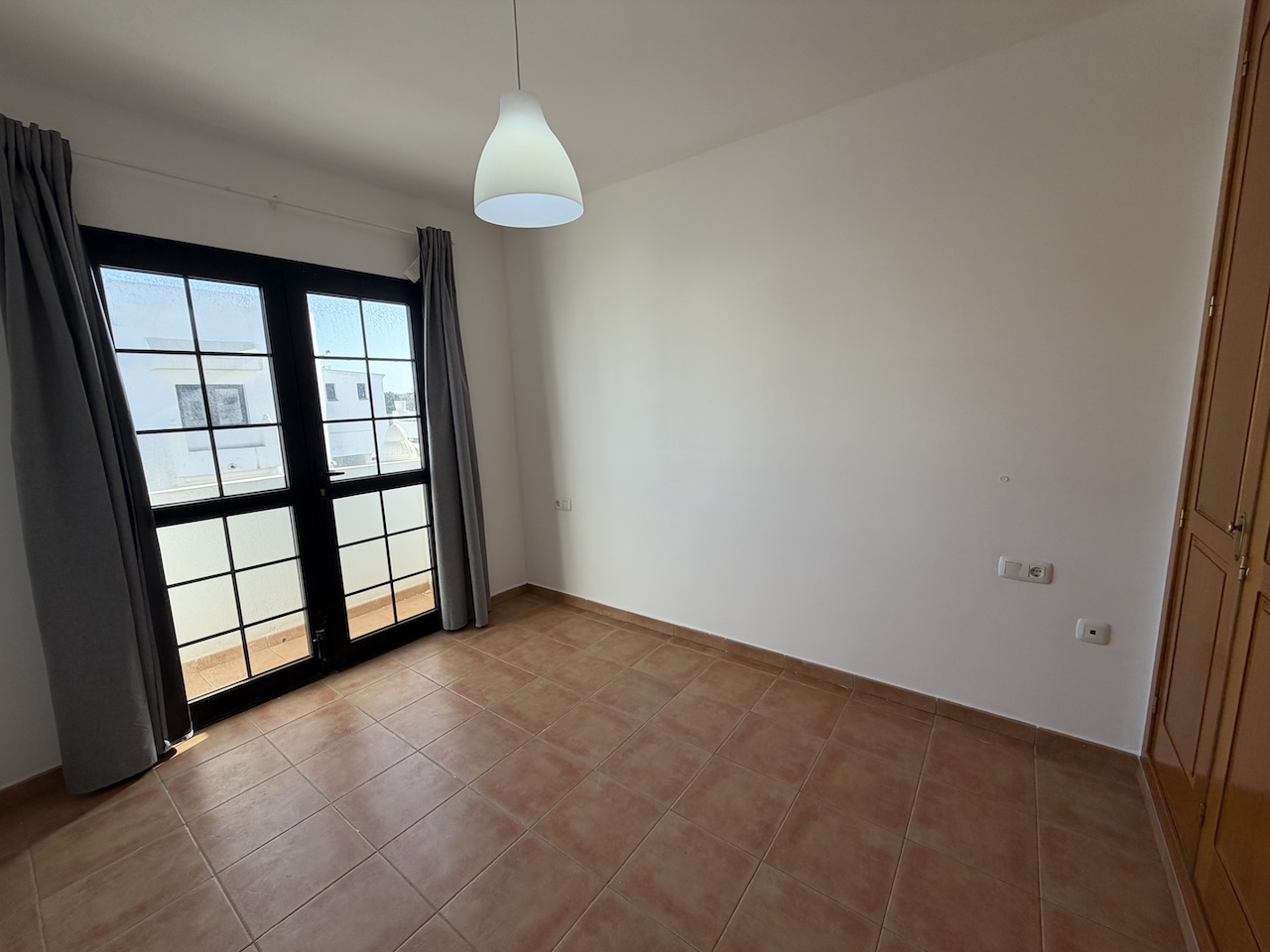Unique opportunity: semi-detached house with pool, spacious interiors and a prime location.