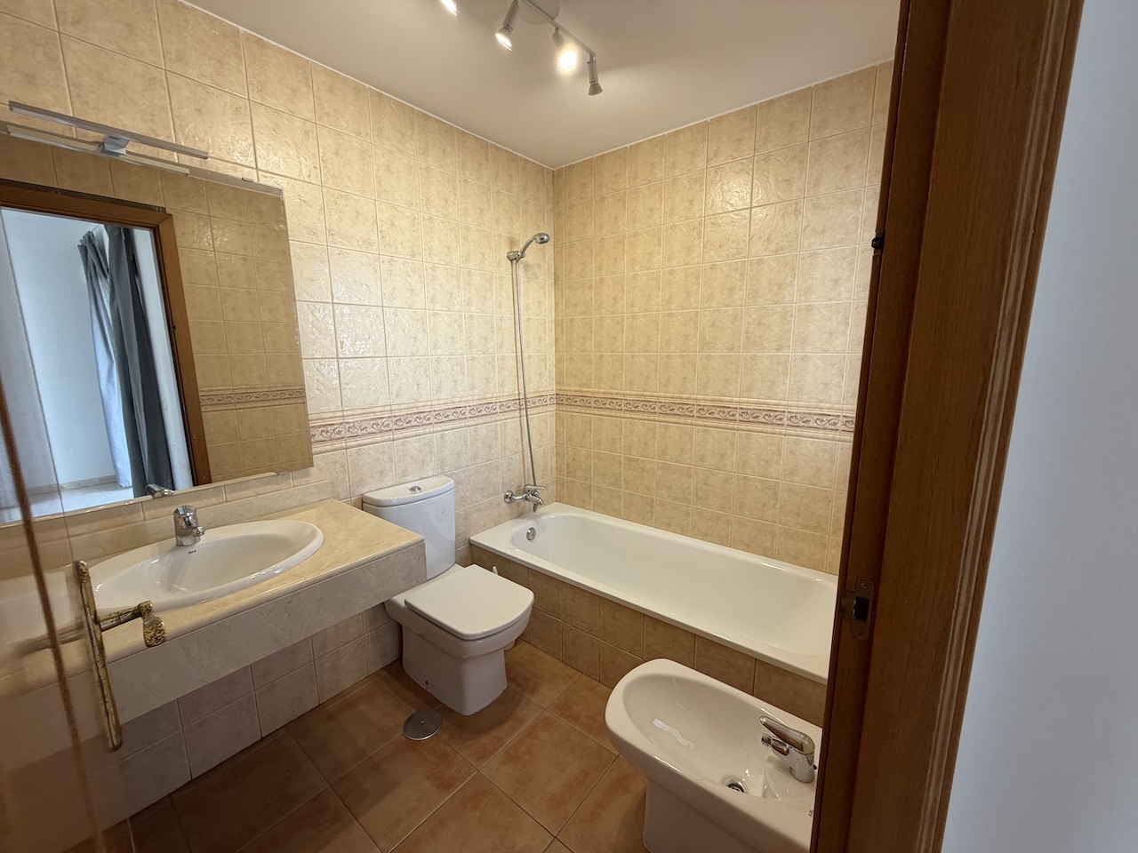 Unique opportunity: semi-detached house with pool, spacious interiors and a prime location.