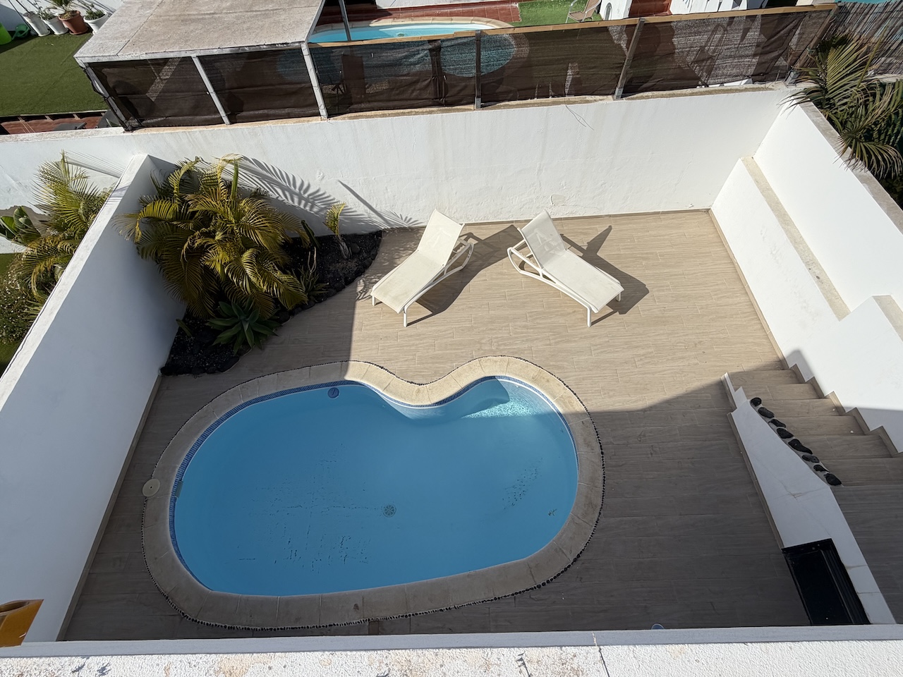 Unique opportunity: semi-detached house with pool, spacious interiors and a prime location.