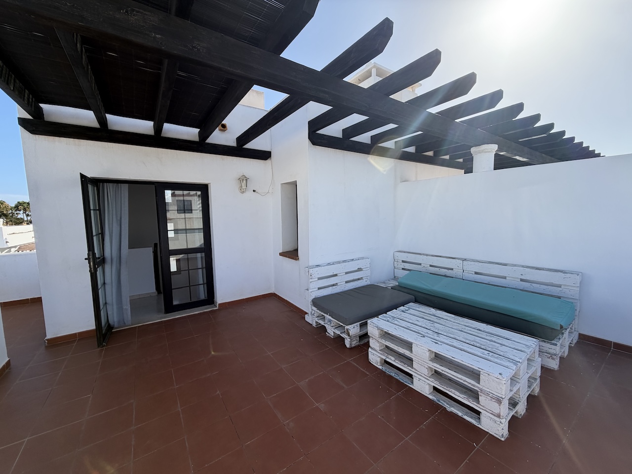 Unique opportunity: semi-detached house with pool, spacious interiors and a prime location.
