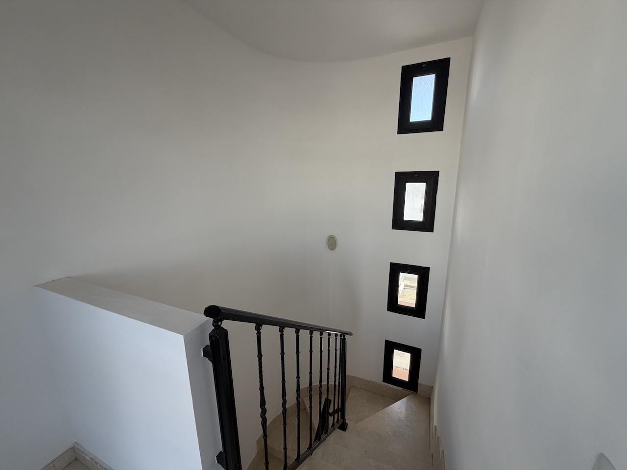 Unique opportunity: semi-detached house with pool, spacious interiors and a prime location.