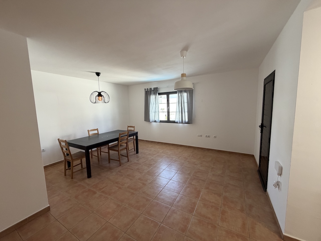 Unique opportunity: semi-detached house with pool, spacious interiors and a prime location.