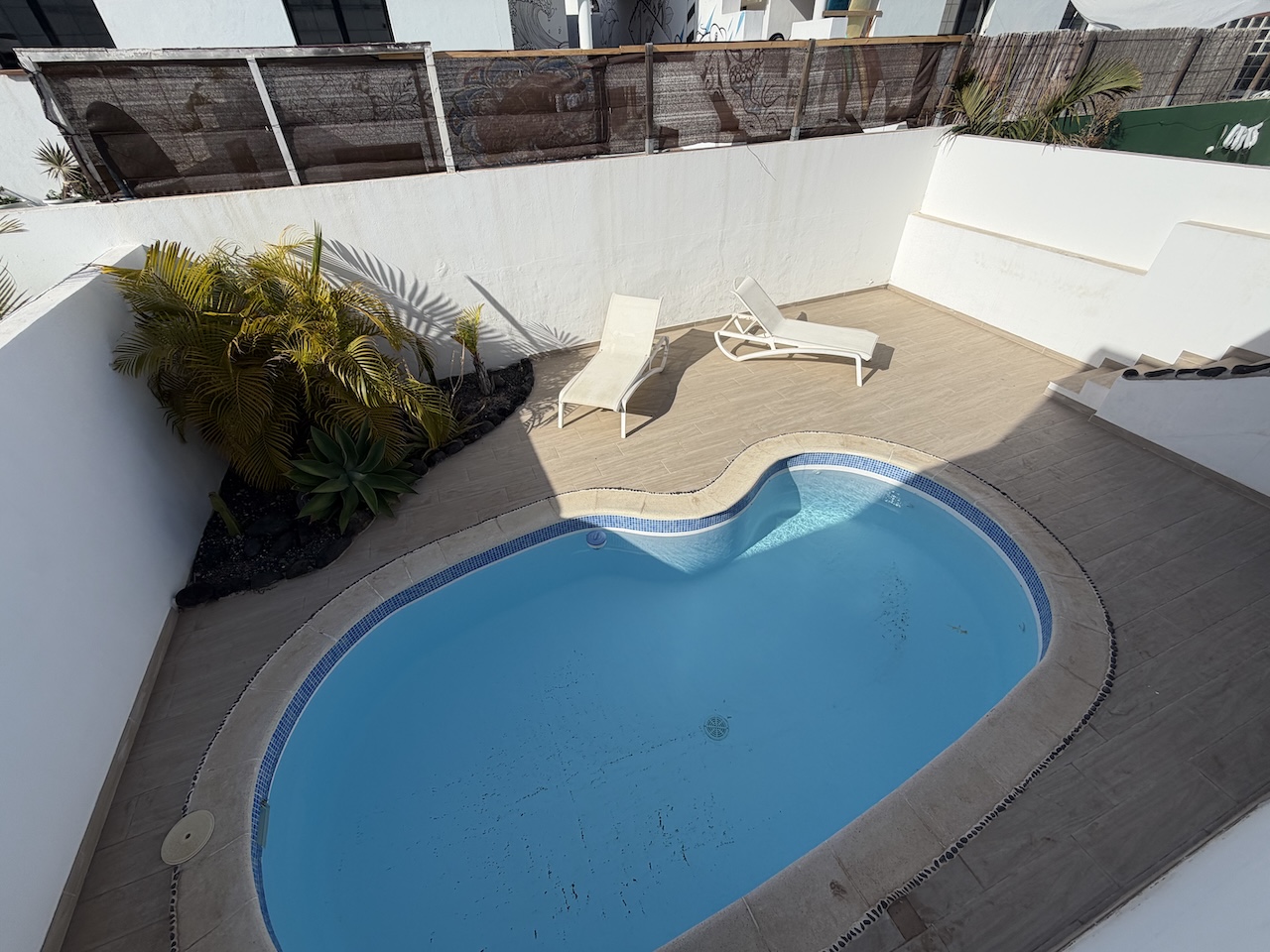 Unique opportunity: semi-detached house with pool, spacious interiors and a prime location.