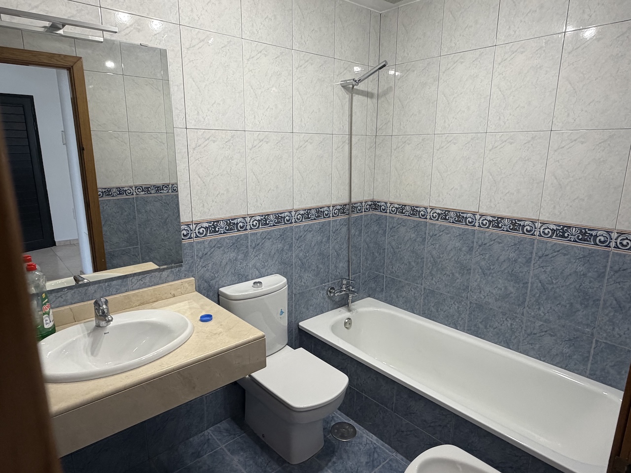 Unique opportunity: semi-detached house with pool, spacious interiors and a prime location.