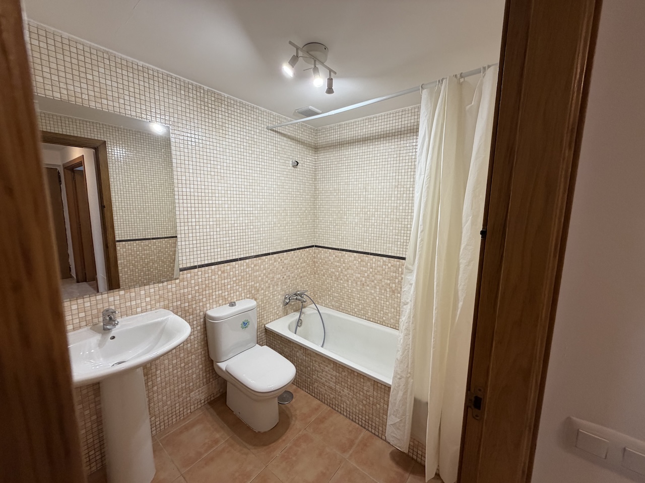 Unique opportunity: semi-detached house with pool, spacious interiors and a prime location.