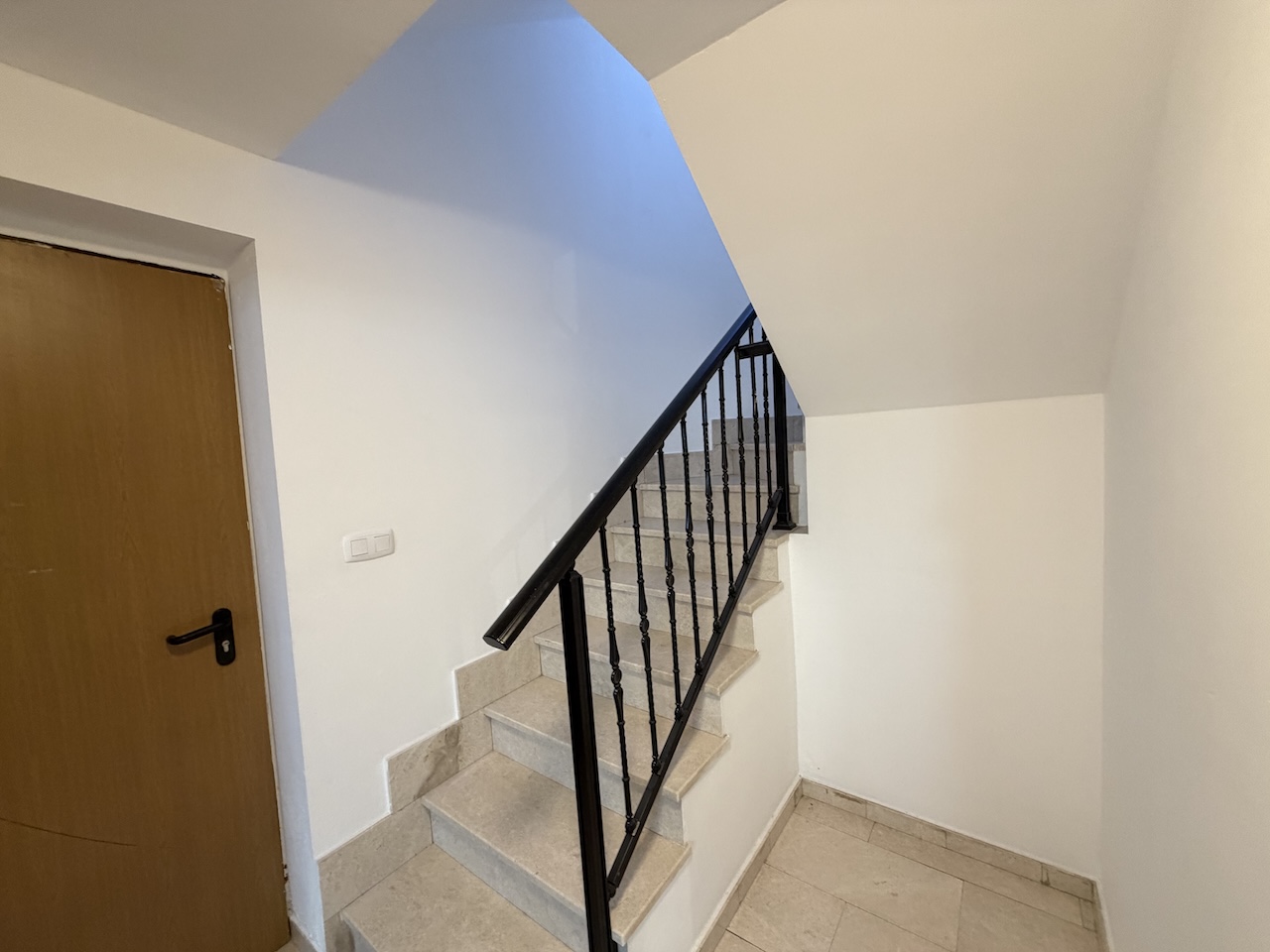 Unique opportunity: semi-detached house with pool, spacious interiors and a prime location.