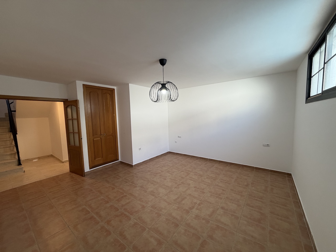 Unique opportunity: semi-detached house with pool, spacious interiors and a prime location.