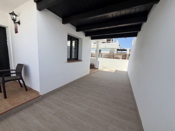 Unique opportunity: semi-detached house with pool, spacious interiors and a prime location.