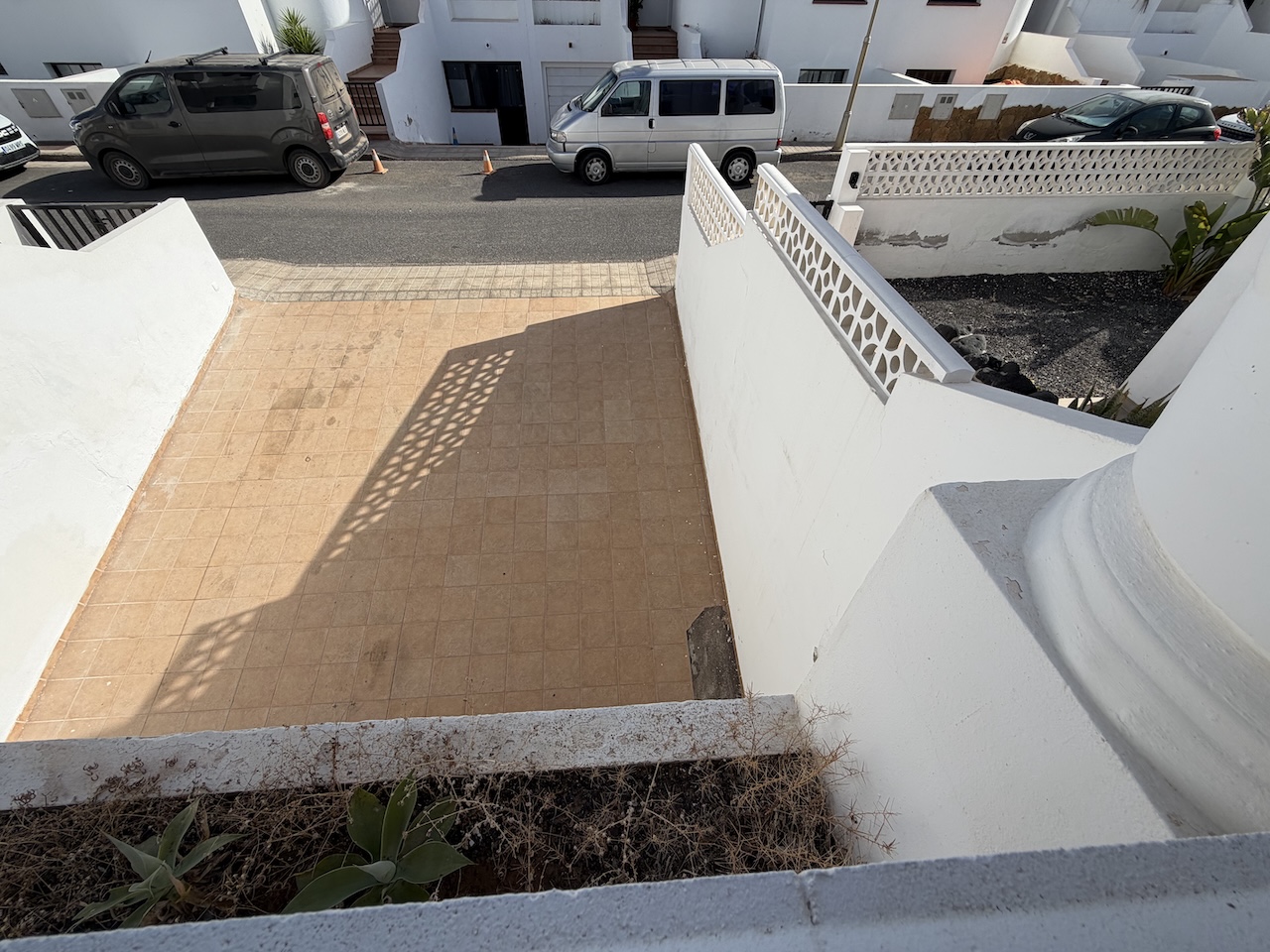 Unique opportunity: semi-detached house with pool, spacious interiors and a prime location.