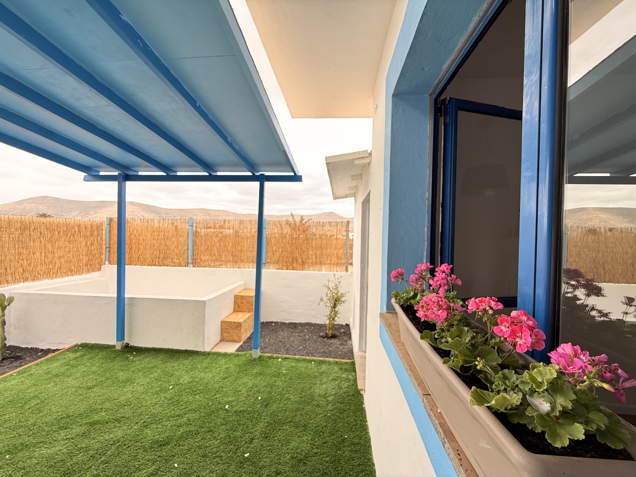 Corner Townhouse with Garden, Sun Terrace and Views in La Oliva