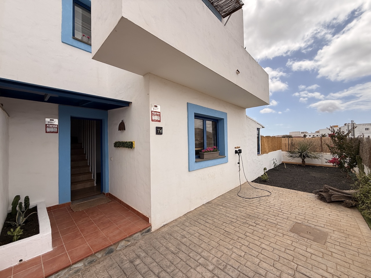 Corner Townhouse with Garden, Sun Terrace and Views in La Oliva