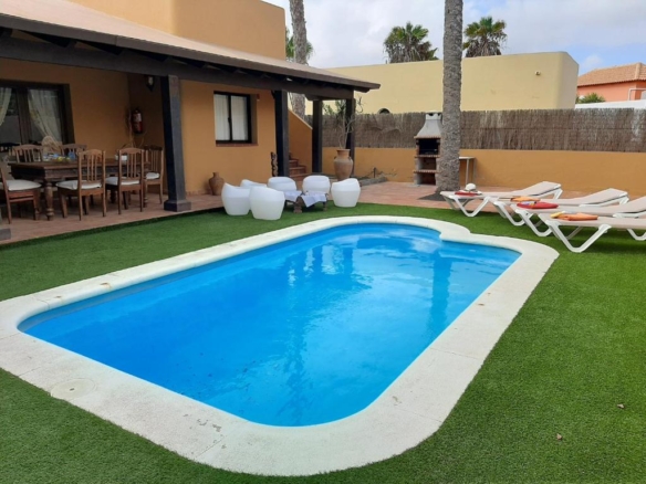 Villa with private pool, garden and spacious interiors in Corralejo