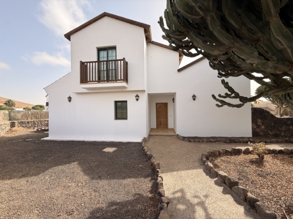 Detached villa with private pool in La Oliva